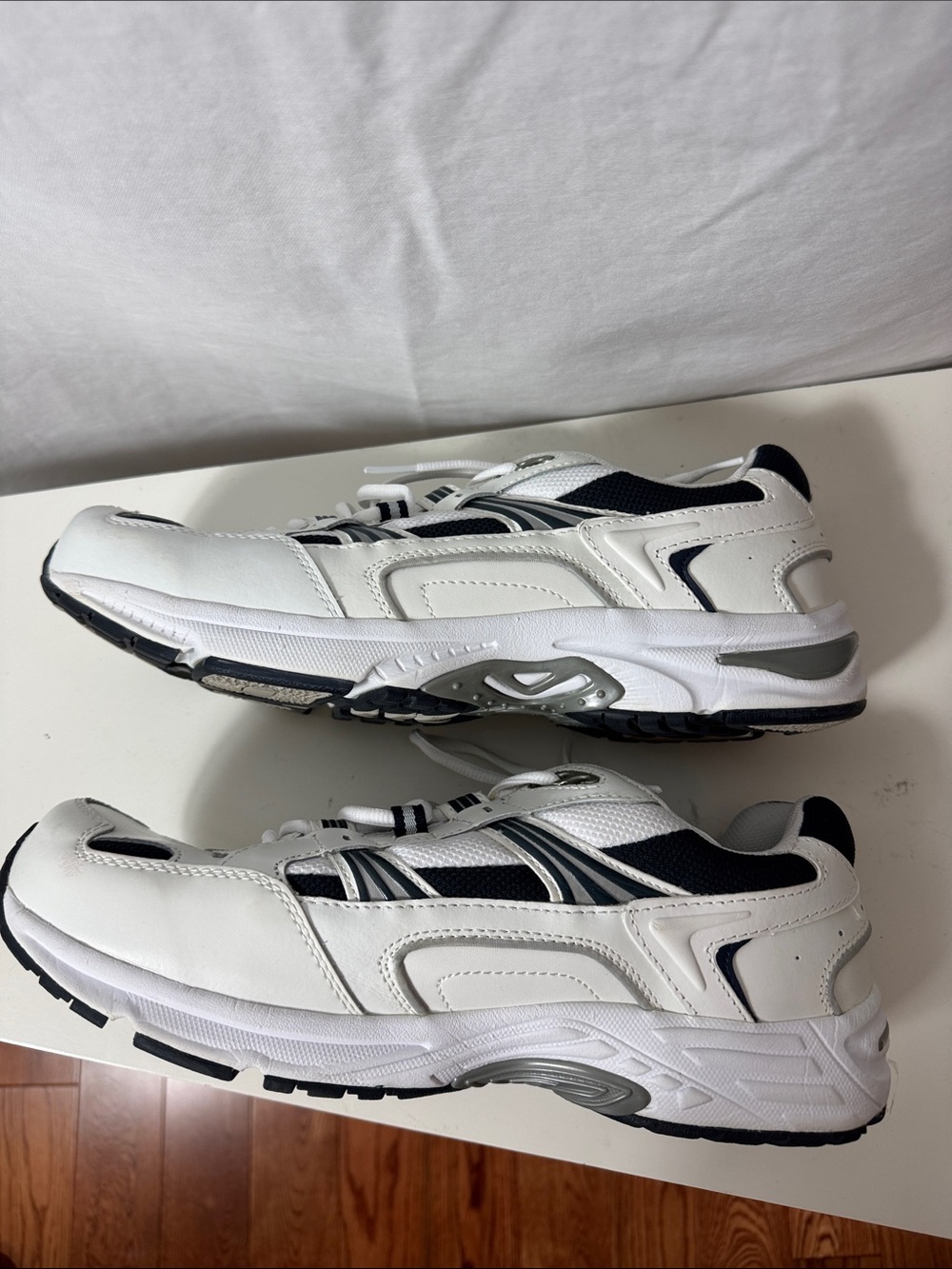 Vionic Walker 12 Wide Navy & white Sneakers